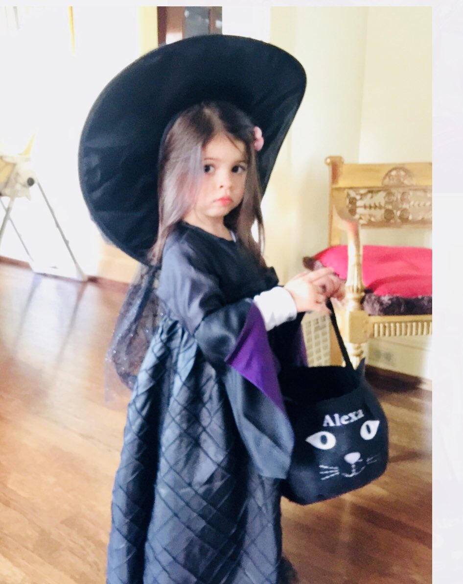 Kmorefive's tweet photo. My little fashionista cute witch..#alexakate #Halloween2017 #seattle #beautiful 😘 https://t.co/QeVLjmvWYj