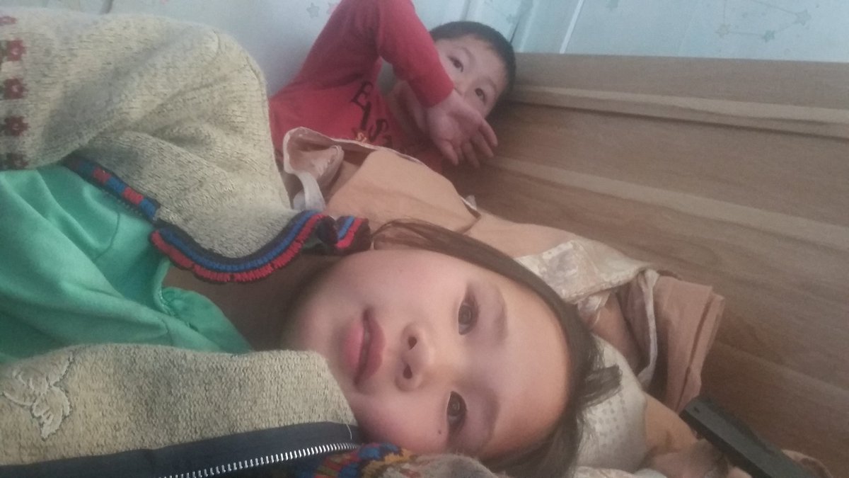 2р ихрийн охин нь ангидаа үдийн цайгаа аягалдаг гэнээ.Цаад нөхрийг нь идэхгүй гээд байхад нэмээд байдаг гэж ховлож бна.Ач мэдэхгүй гэдэг нь😂