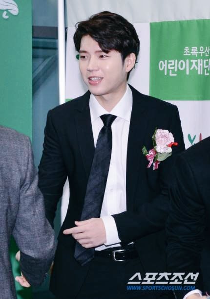 7WorldINFINITE's tweet photo. [MEDIA PIC] 171030 "Thank You Letter" Green Umbrella Writing Competition Award - #INFINITE Woohyun https://t.co/PjufdTrFIL