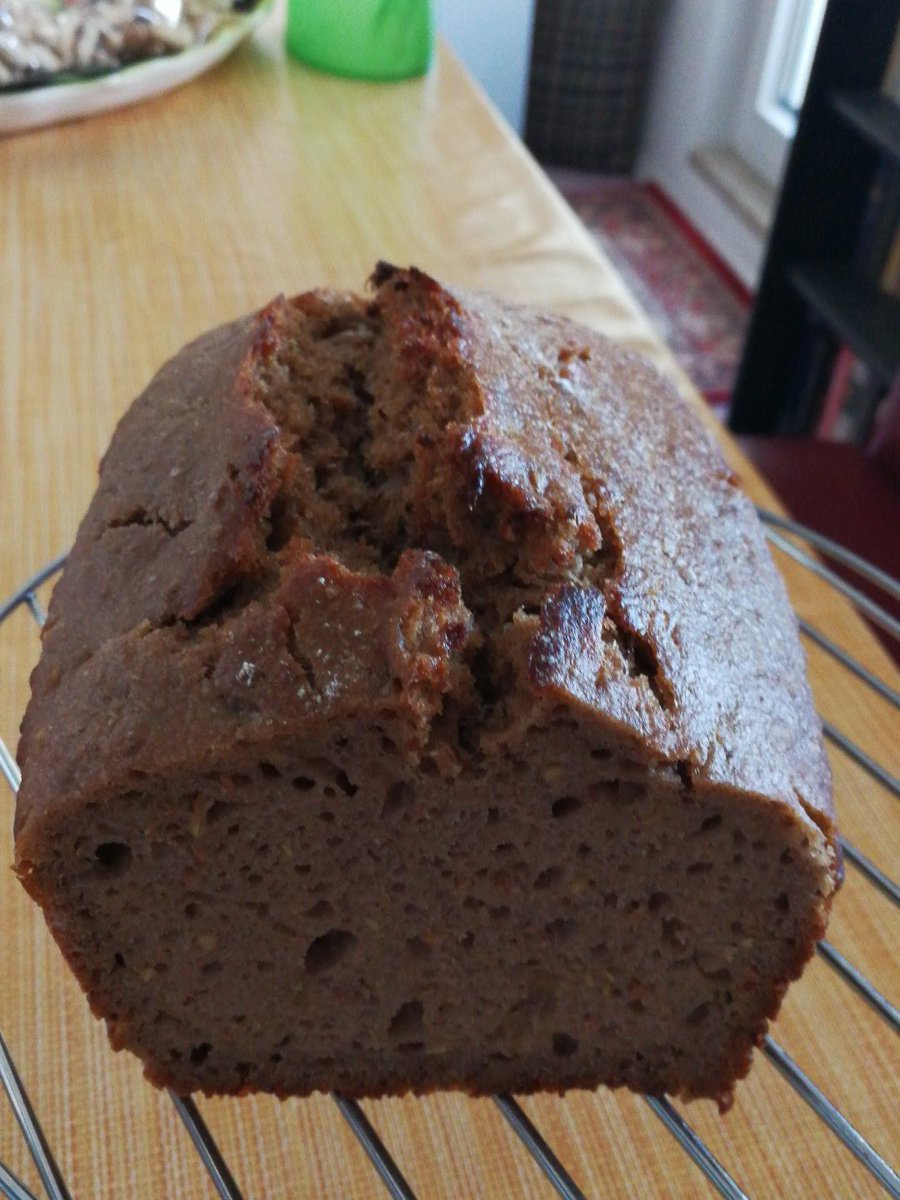 Ypsilonia's tweet photo. @C_Holler Ich backte (!) Sauerteigbrot, und das mundet ebenso. https://t.co/Y0NPBXtlNU