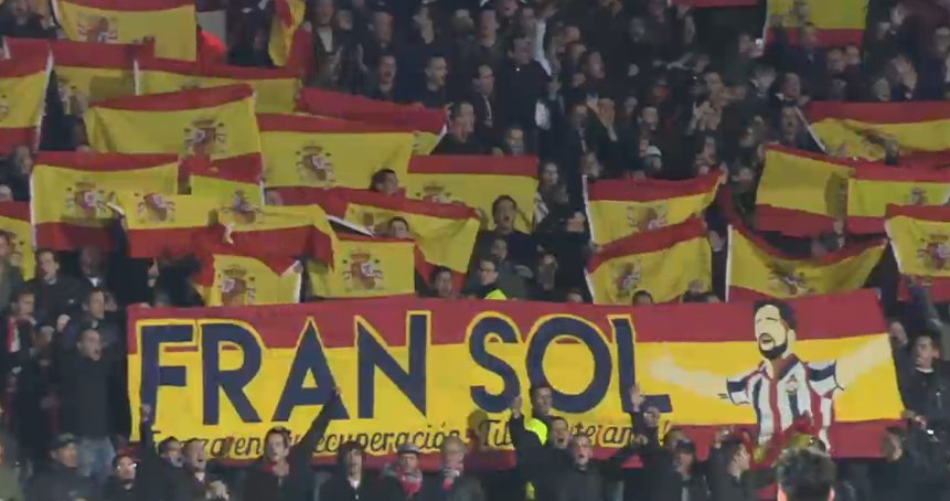 DeportesCuatro's tweet photo. La afición del Willem II rinde homenaje a Fran Sol, operado de un tumor testicular https://t.co/6Gl0lqJSyG Toda nuesta 💪@fran_sol9 https://t.co/mq2APxeJBB