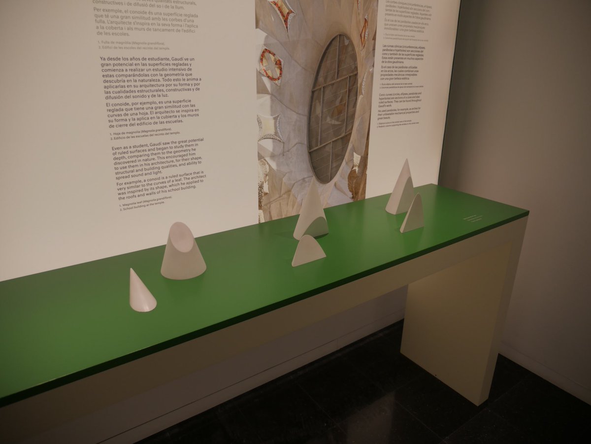 Masaya Ishikawa ガウディの建築は 円錐とか四角錐とかカテナリー曲線とか 数理的概念を造形に取り入れてるということを知って コンピュータと3dプリンタによって完成が早まった というニュースの意味に合点がいった ちなみに写真は 今年の1月に