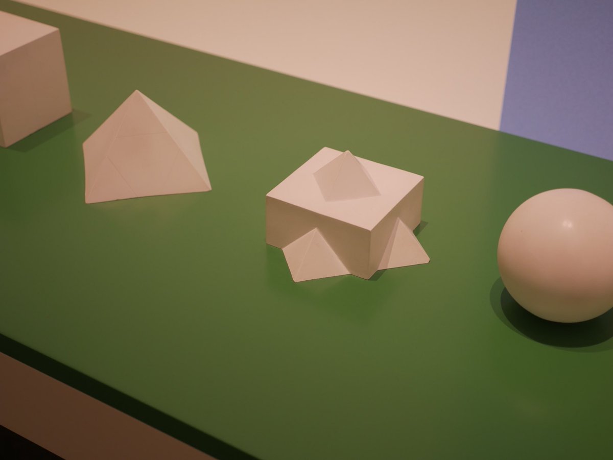 Masaya Ishikawa Twitterissa ガウディの建築は 円錐とか四角錐とかカテナリー曲線とか 数理的概念を造形に取り入れてるということを知って コンピュータと3dプリンタによって完成が早まった というニュースの意味に合点がいった ちなみに写真は 今年の1月に
