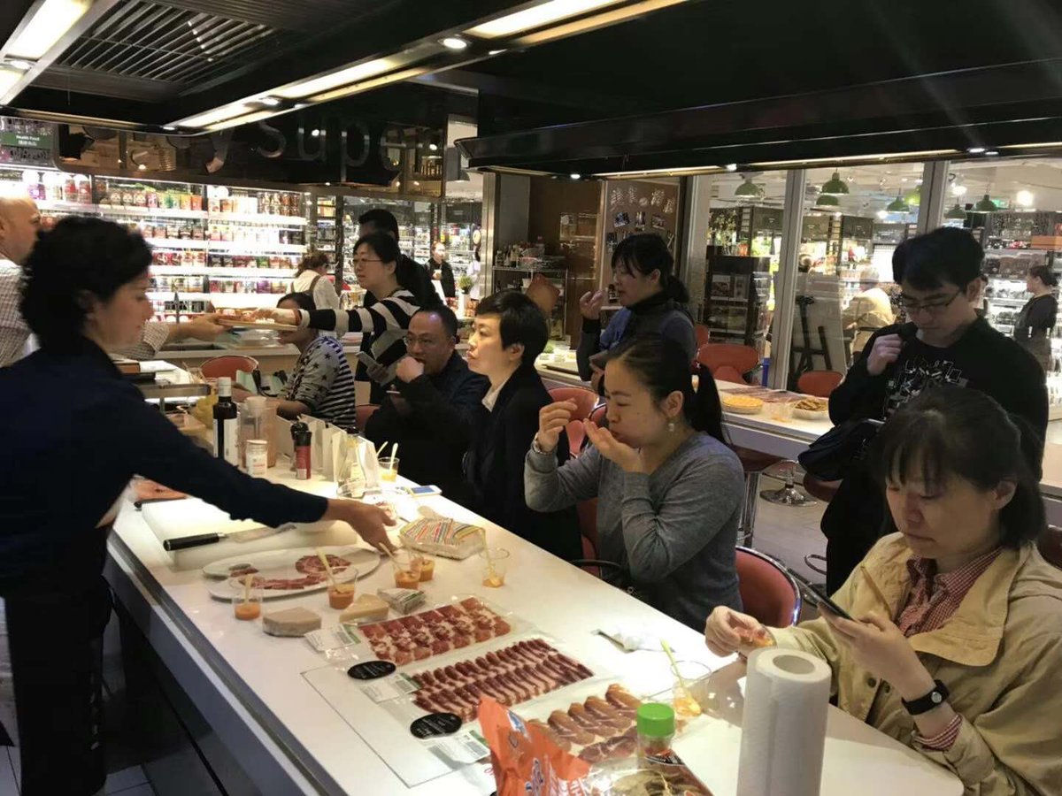 delaiberia's tweet photo. Workshop in city super. Applications of international cuisine of Iberian ham ibersano and Spanish cheese https://t.co/Ue35KBRKK7