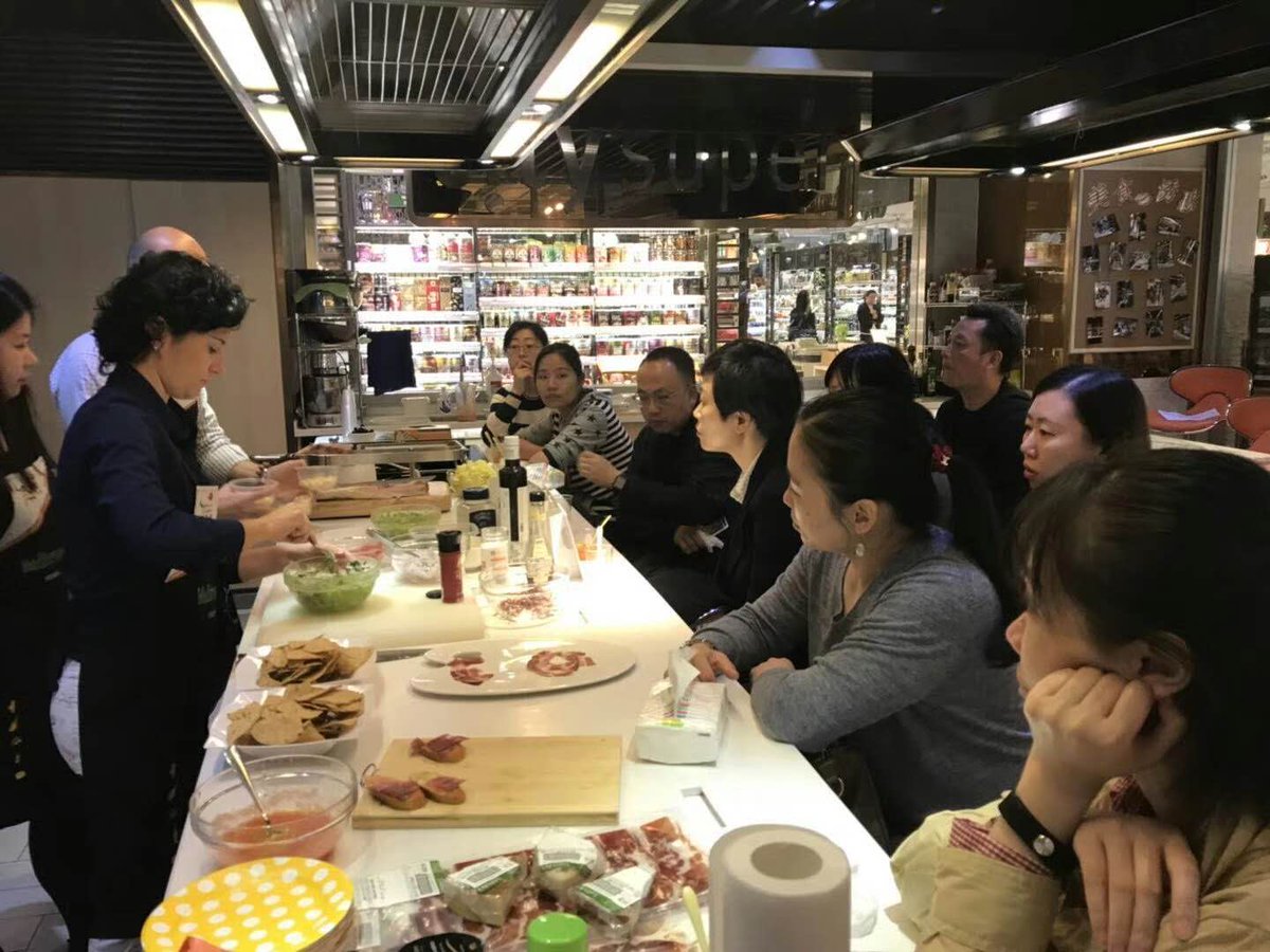 delaiberia's tweet photo. Workshop in city super. Applications of international cuisine of Iberian ham ibersano and Spanish cheese https://t.co/Ue35KBRKK7