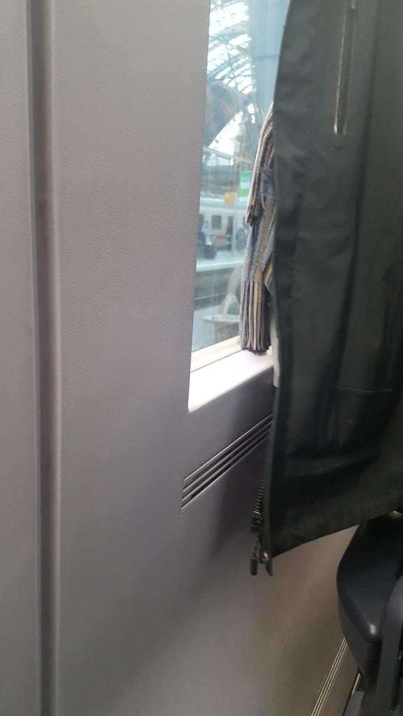 dwight_and's tweet photo. Selten so einen schönen Blick auf den Frankfurter Hbf gehabt. Ein hoch auf die Fenster Platz Reservierung! :D https://t.co/CoKPAAa1d5