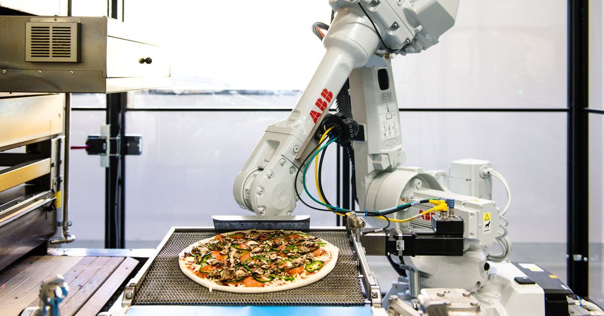 #startup Zume’s robot pizzeria - roboter making making pizza faster. The future? buff.ly/2ySUKaX