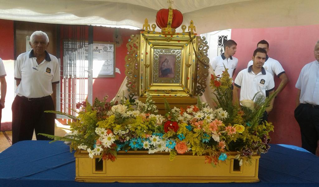 VRADunermb's tweet image. Personal Unermbista reciben la visita de la Virgen del Rosario en la sede del Antiguo Rectorado