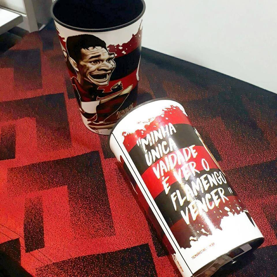 Confira a coleção dos copos com os ídolos do Mengão: bit.ly/2gO0oRD #IssoaquiéFlamengo #NacaoRubroNegra #Fla