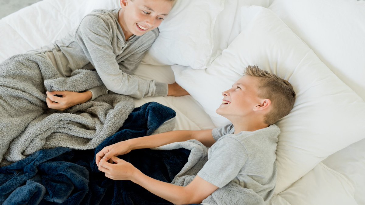 We are just smitten with the fall weather (or as we like to call it, blanket season) right now. So enjoy it! #saranoni #saranoniblanket