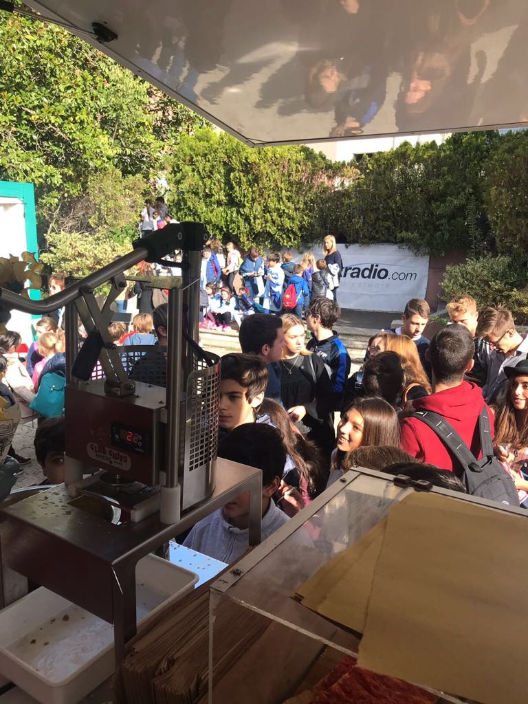 eurochefsrl's tweet photo. Ape magna allo ZOO di Roma con il tagliapatate Eurochef!!
#CHiPs #fastfood #zoo #Rome https://t.co/TwCR4Oxyod