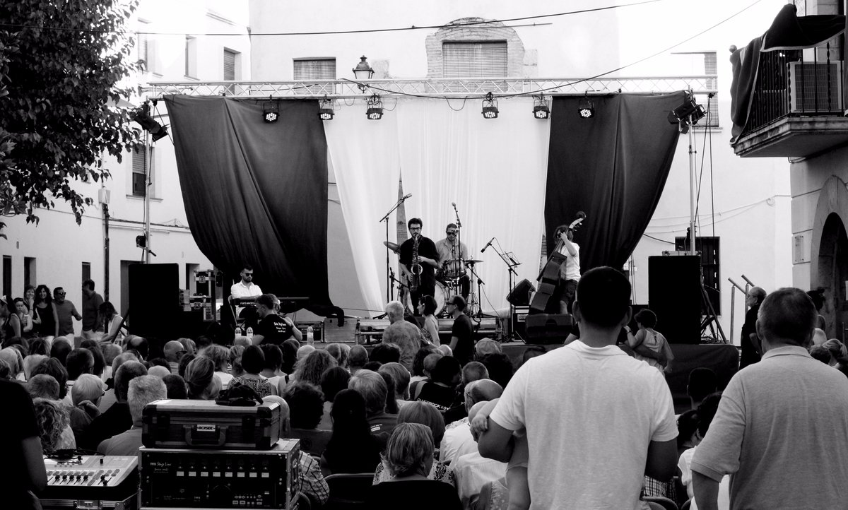 PbloMartin_bcn's tweet photo. Pablo Martín 4tet: 

Pablo Martín: Saxo tenor
David Moyano: Contrabaix
Kike Perez: Bateria
Marc Capardón: Piano

Concert: FM de Cubelles https://t.co/SQQyhxjWPF