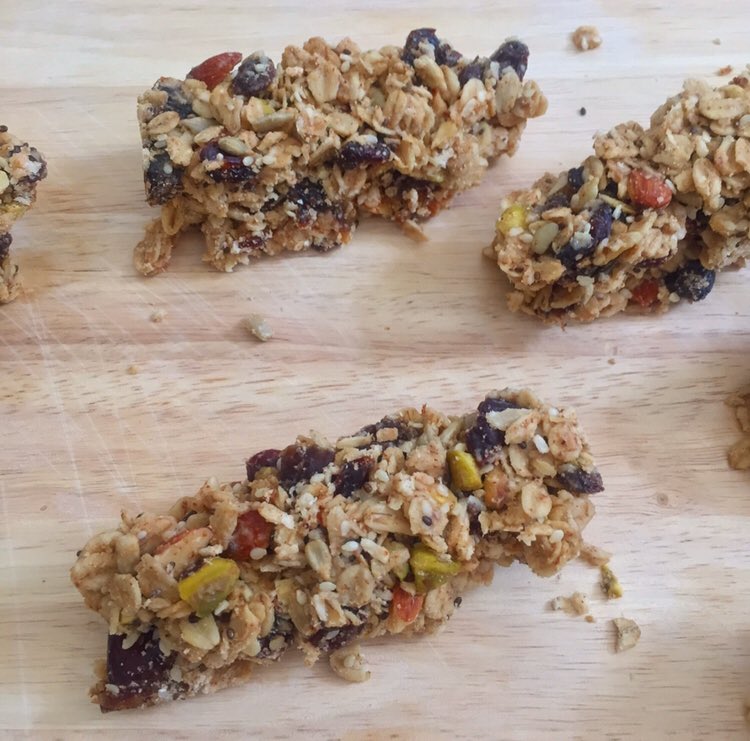 Recipe for this delicious #breakfast bars is up on my blog (karmenskitchn.com/desserts/raw-b…) #vegan #raw