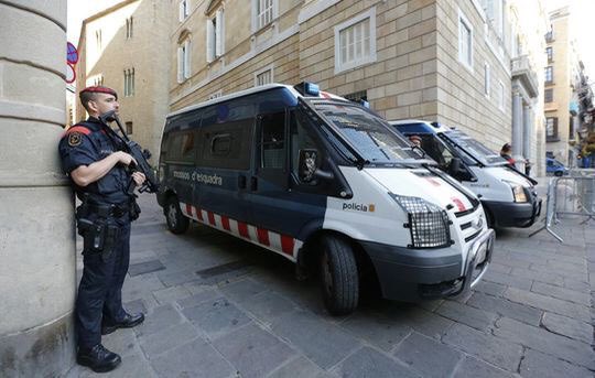 ARTEM_KLYUSHIN's tweet image. К Дворцу Женералитат на площади Сант Жауме в Барселоне стягиваются силы каталонской полиции Mossos d’Esquadra.