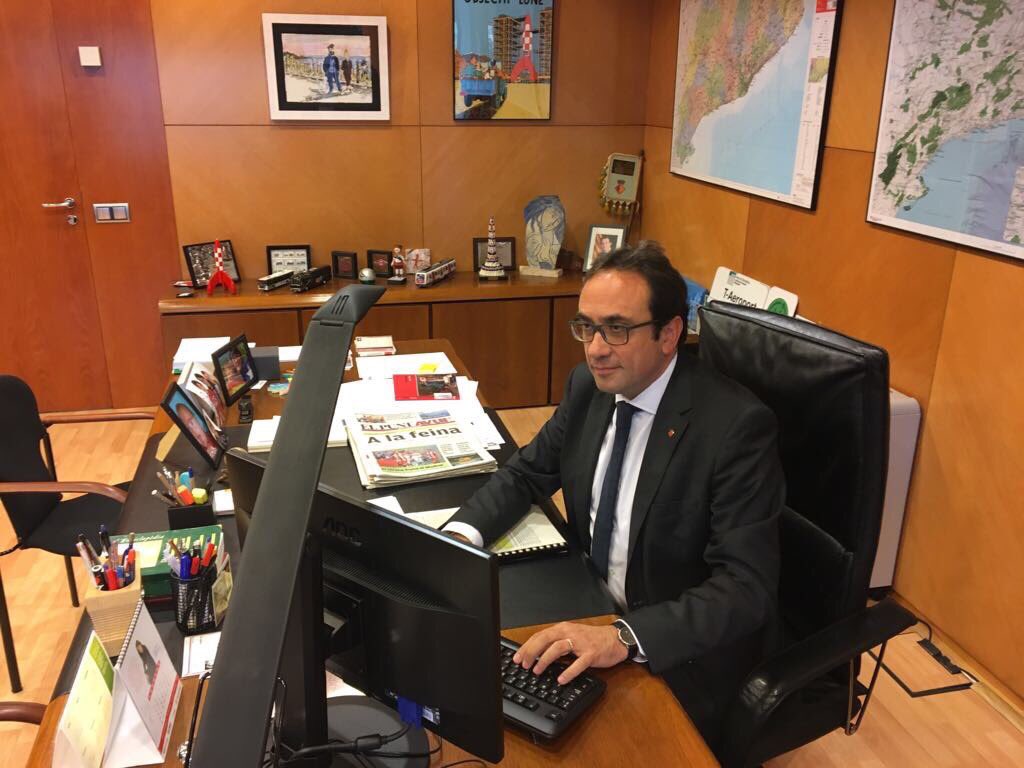 daviddeltoro's tweet photo. Rull ha ido a su despacho a trabajar en lo más importante: la foto que necesita para arrancar su campaña electoral para el 21-D. https://t.co/VB6fDDPxAO