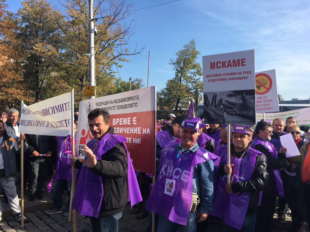 EFFAT_org's tweet photo. 27 October - 8000 Bulgarian workers demanded fairer wages & social dialogue in the country #OurPayRise - EU needs a pay rise! #citub #fnsz https://t.co/UcgZc814hu