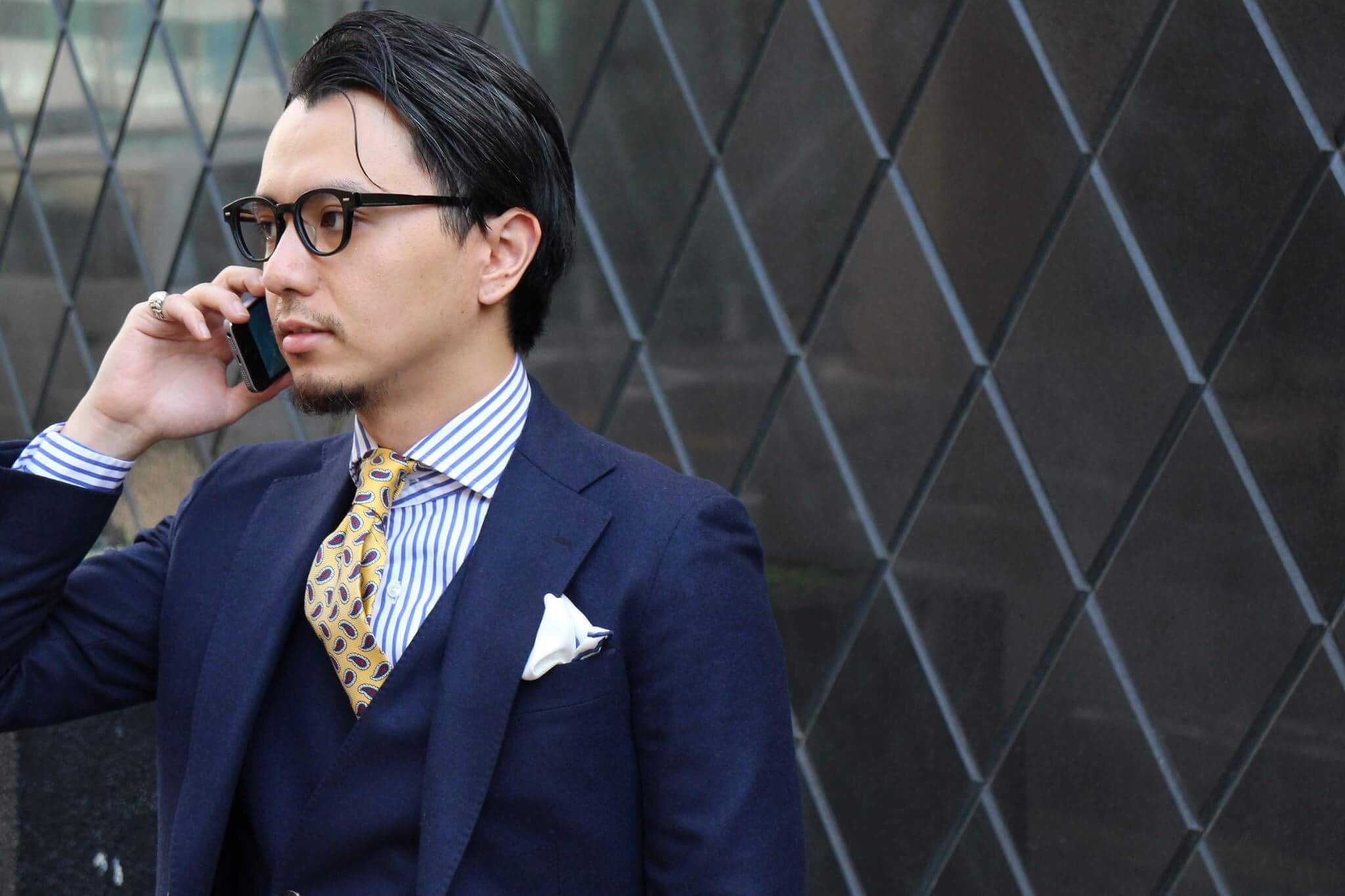 توییتر オーダースーツ イルビレッタ در توییتر Staff乾の秋冬コーデ 紺のフラノスーツに紺のストライプシャツ そして黄色の小紋ネクタイの合わせ 営業職のビジネスマンにオススメの着こなしです オーダースーツ スーツスタイル ビジネススーツ