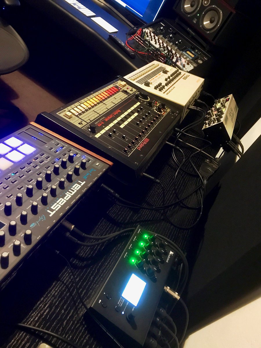 BenSilver_music's tweet photo. @Erfindungsbuero Multiclock just works! 🙌 

#TR808 #TR909 #MFC42 #Tempest #Multiclock #ERM #DrumMachines #MIDI #DIN https://t.co/oro25dwPG4