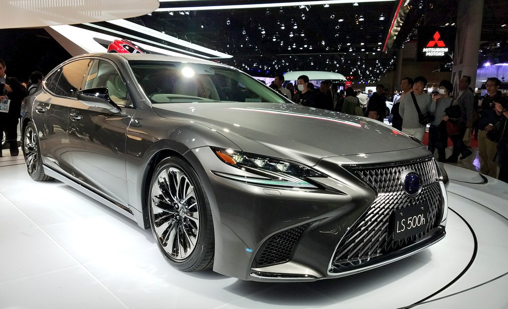 meganekko_ch14's tweet photo. レクサス・三菱自動車工業ブース  #TMS2017 #BEYONDTHEMOTOR #東京モーターショー2017 @tms_jpn @lexus_jpn #LEXUS #三菱自動車工業 #driveyourambition https://t.co/laKloNTLG2