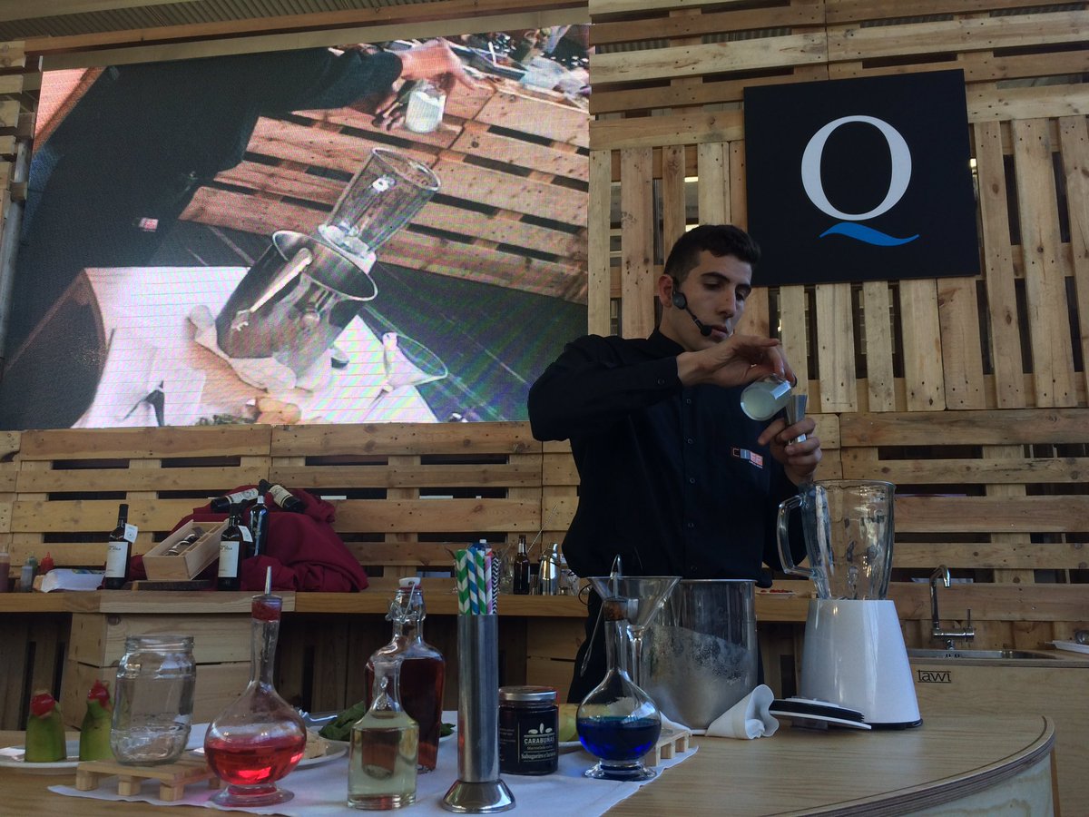 CarlosOrozaCIFP's tweet photo. Comeza o showcooking do @CarlosOrozaCIFP en #EtiquetaNegra 
Moitas nervios e moitísima ilusión!! 
#aprenderfacendo https://t.co/VxpcabAlf1