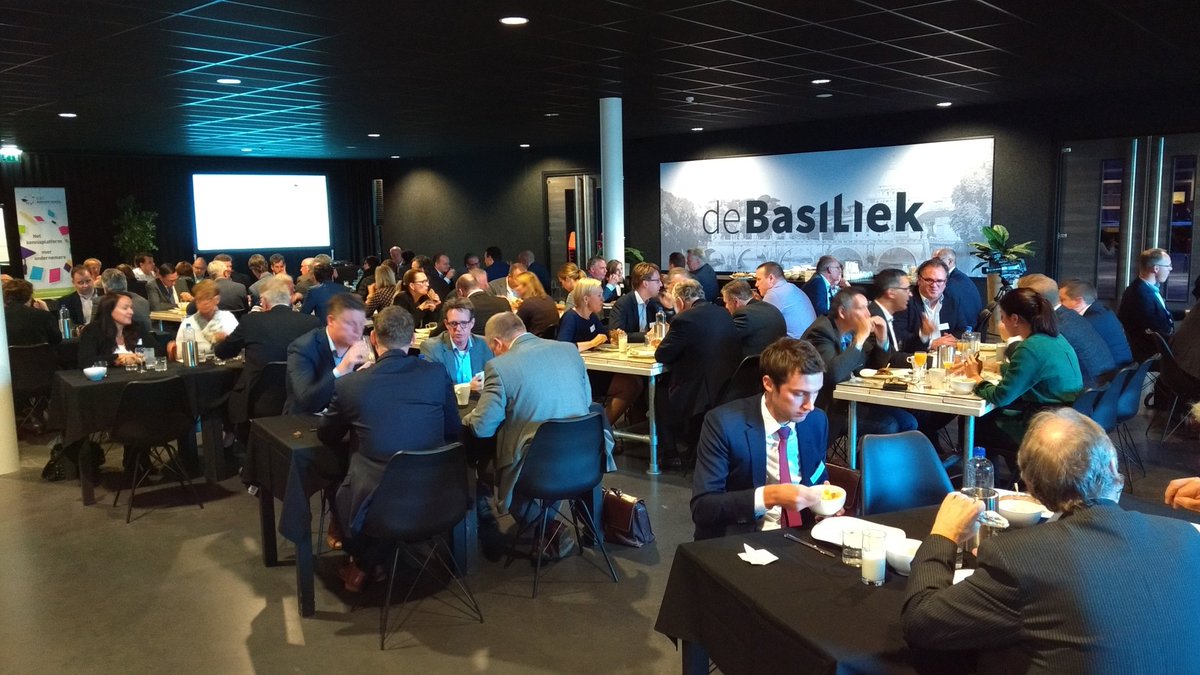 Namens de @VeenendaalseKr bij business school @BKVeenendaal &amp; <a href="/gemVeenendaal/">gemeente Veenendaal</a>. Gastheer is de <a href="/BasiliekVdaal/">De Basiliek</a>, het thema is Grip op de Zaak.