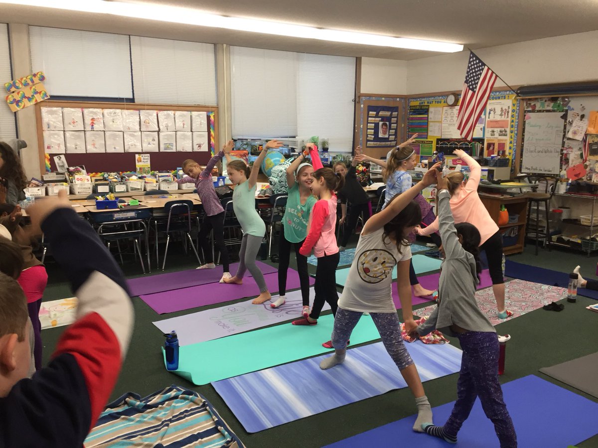 KMertenDLI's tweet photo. Halloween Yoga @shinyredapple23 @jfkladybugs #4thgrade #startingourdayright #creakygate #spookyfrog https://t.co/jRo9QSz3Wz