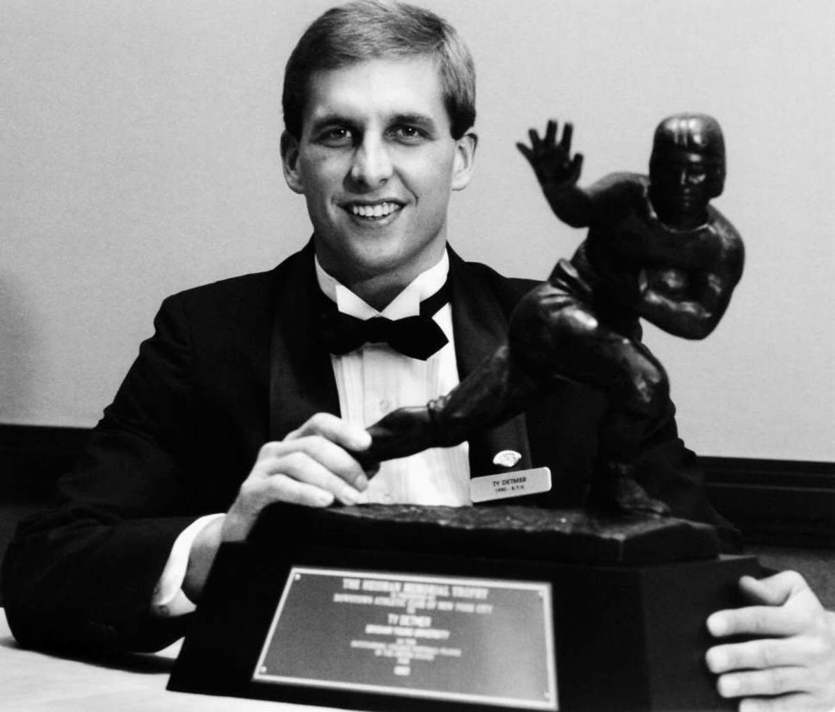 Happy birthday to BYU legend and former Heisman winner Ty Detmer! ( 