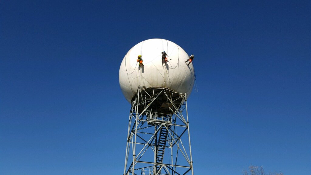 Nws Tulsa The Cleaning Of The Fort Smith Wsr d Ksrx Radar Continues The Techs Are Working To Have The Radar Operational By The End Of The Day T Co Ahrbjjesg1
