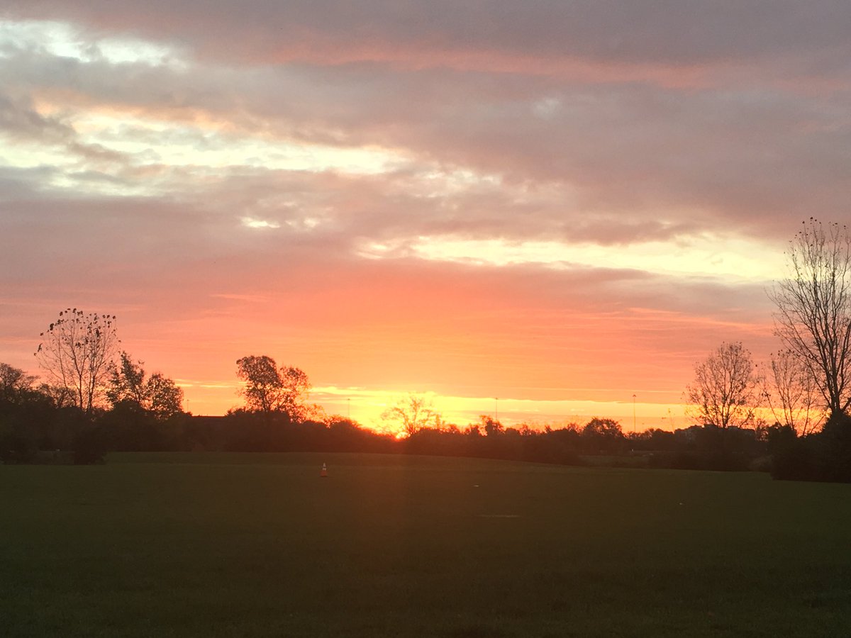 dublinkatie's tweet photo. Beautiful sunrise this morning in Dublin! #sodublin https://t.co/Au42ZtGZf1