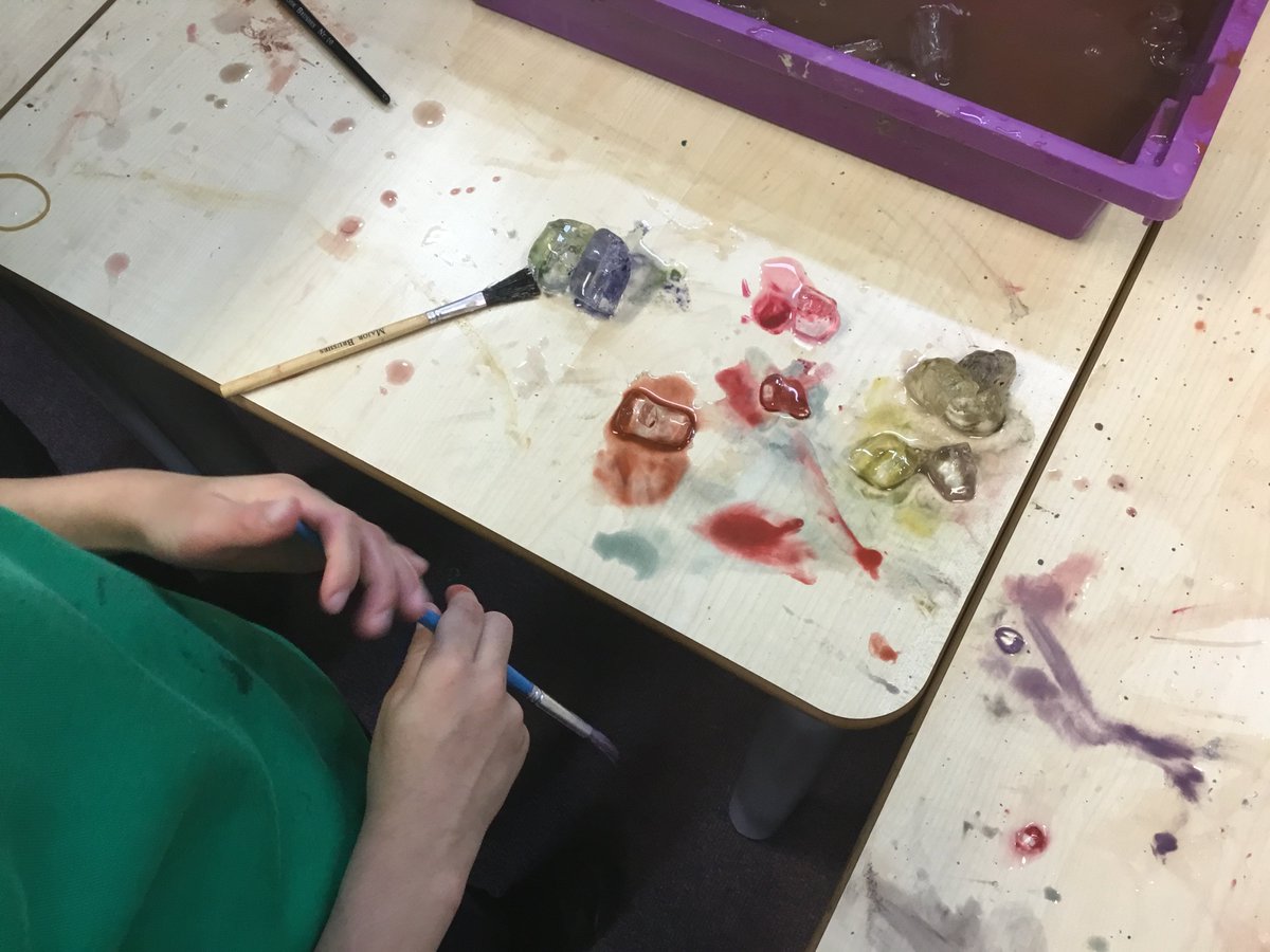 Y3Roundhay's tweet photo. Willow Class having a blast launching our new,’chilly’ topic-poles apart! Ice cube painting and ‘guess the frozen object’. Brrrrr!! https://t.co/IwJc1XXGSt