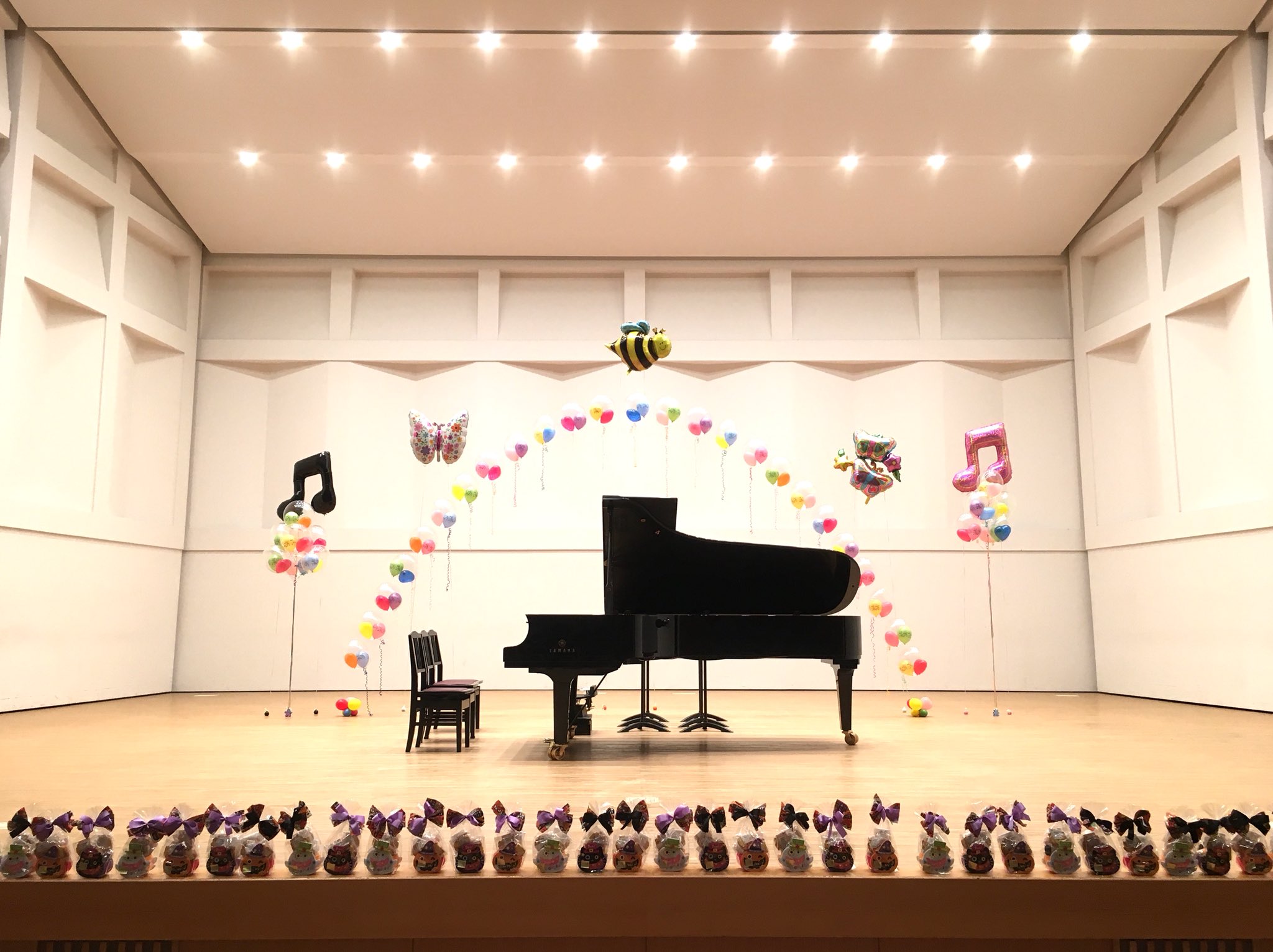 バルーンショップポピンズ ピアノ発表会のステージ装飾をご依頼いただきました 今年も可愛いく楽しいステージ飾りになりました ピアノ ピアノ発表会 ピアノ教室 バルーン バルーン装飾 ピアノ演奏 発表会 記念品 かわいい カワイイ バルーン