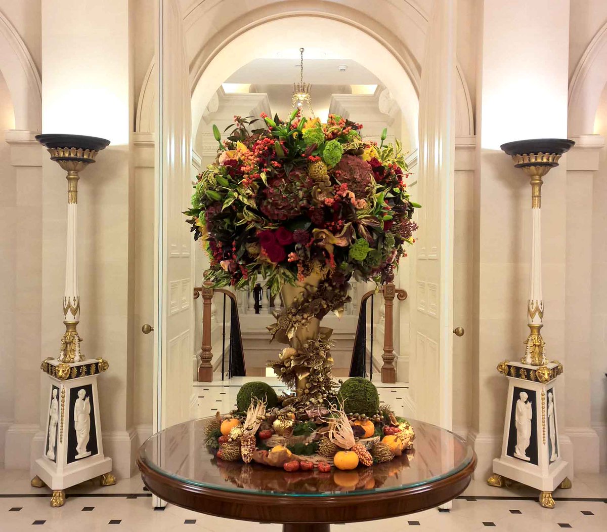 HotelFlorist's tweet photo. Even our Halloween displays get the luxury treatment at the beautiful @TheLanesborough #LuxuryTravel #Belgraviastyle #Halloween2017 https://t.co/CPwhdm14wI