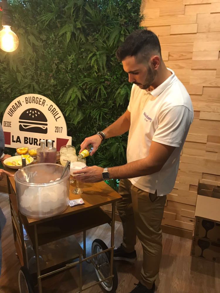 Simbuya_Gin's tweet photo. ¡Gran noche este pasado sábado en la inauguración de La Burmet! Una vez más, gracias por permitirnos disfrutad con vosotros #SimbuyaGin https://t.co/20GlKkV5L8