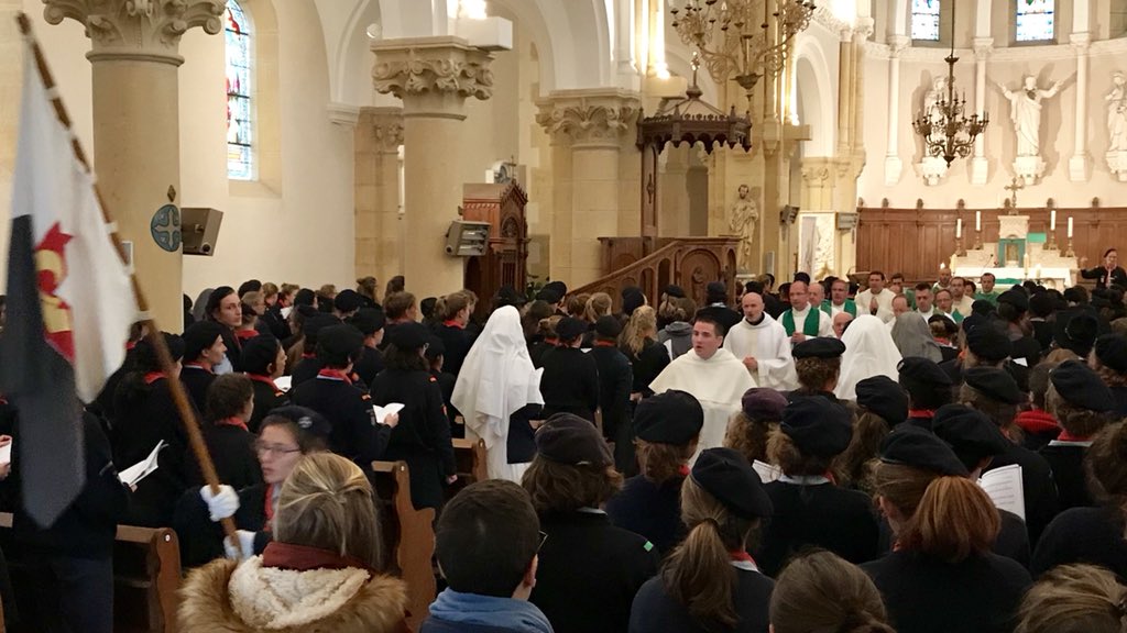 ClaireLhuissier's tweet photo. #Paray2017 : hier 11.30 : #messe en l’#église de Poisson... #GuidesAînées @Scouts_Europe https://t.co/FxxFQQeIyO