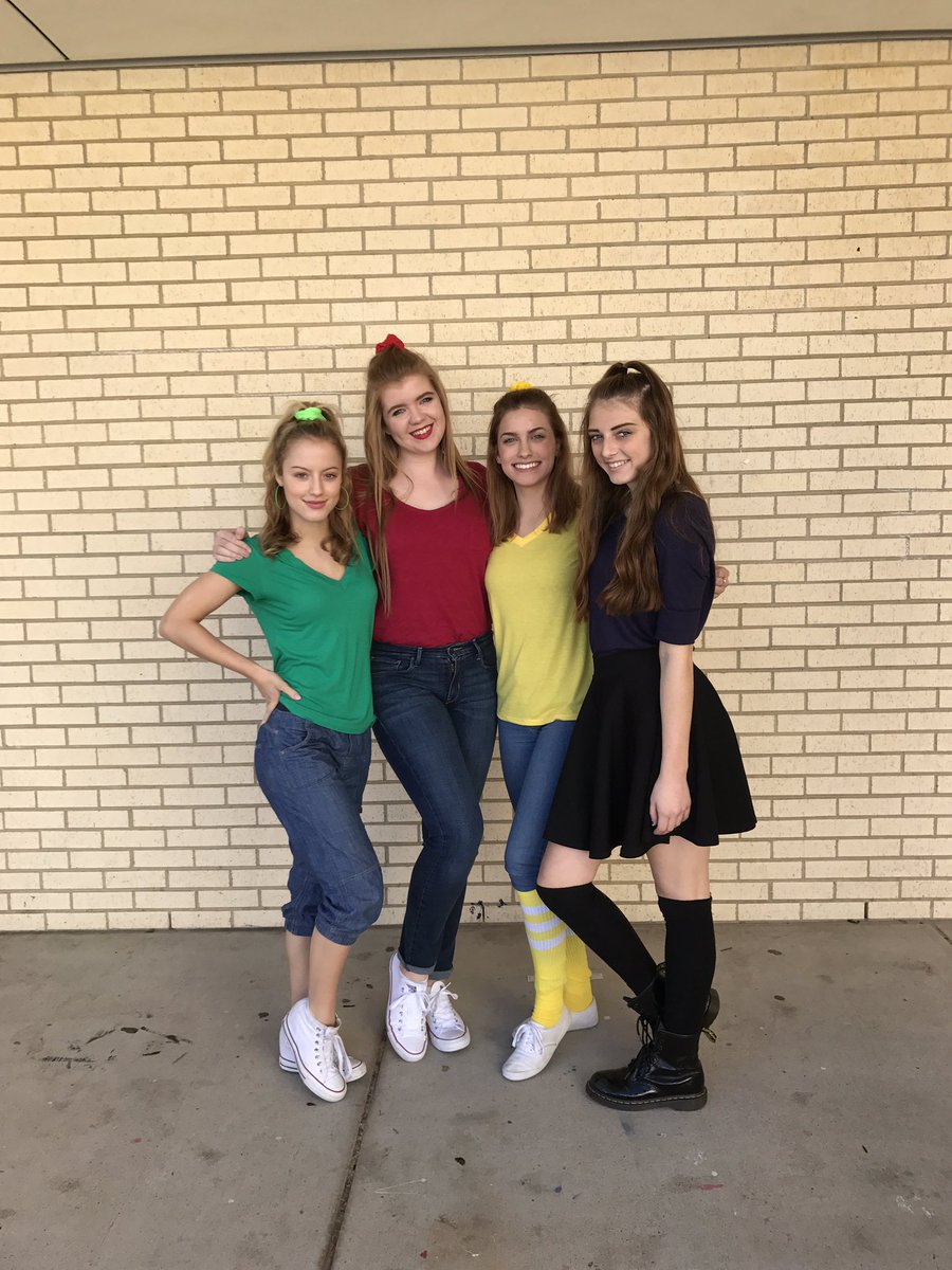 redheather101's tweet photo. Love Having a best friend on yearbook committee. ❤️💚💛💙 https://t.co/3iQ0342Piq