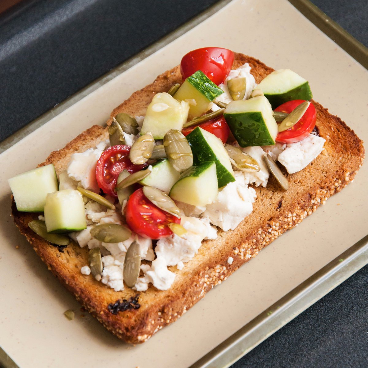Ven por el toast de queso de cabra, nuez, pepino, pepitas de calabaza y jitomate cherry de <a href="/Verengena/">Verena Rodríguez</a> 🍅🥒🍞