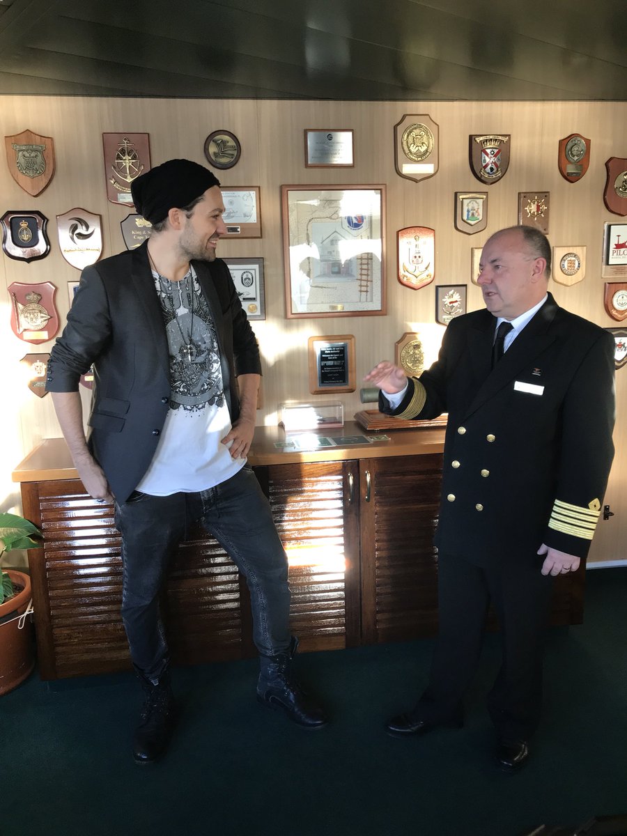 david_garrett's tweet photo. On the bridge of the Queen Mary 2 with the film-team and Captain Peter Philpott #starsatsea @cunardline #eventreise https://t.co/K16gxMJXJj