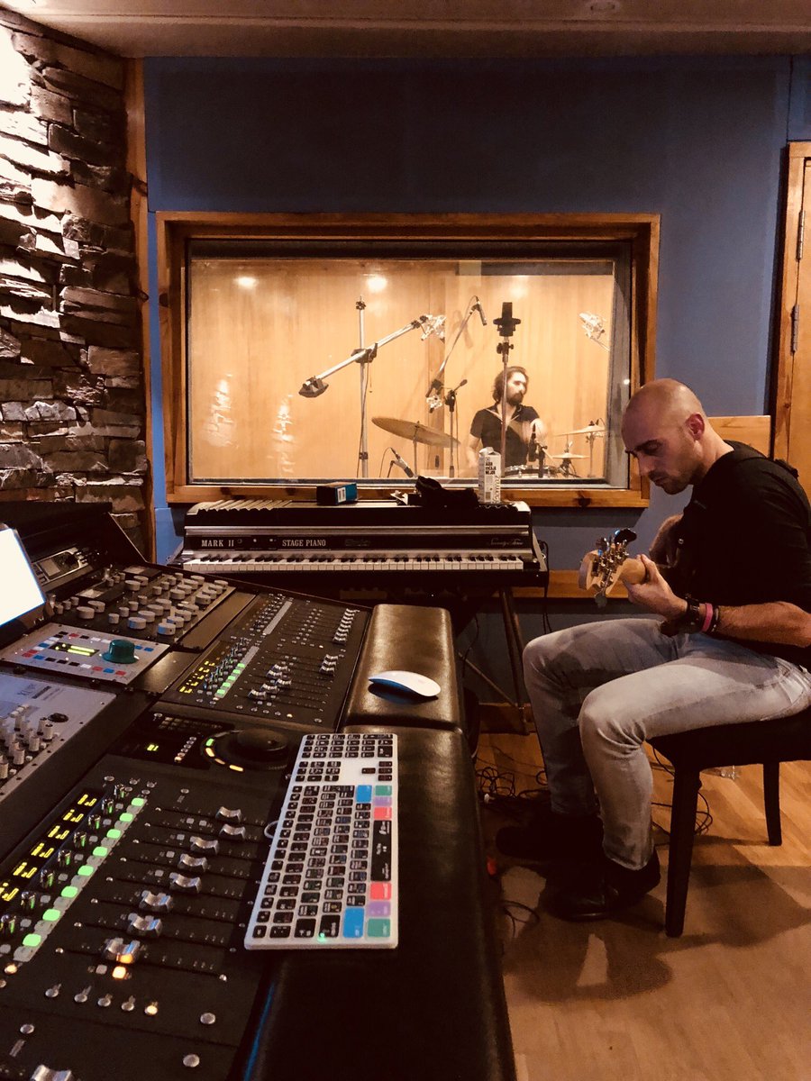 sonoboxestudio's tweet photo. Sentando las bases para una nueva producción con Adrian Seijas y David Cobos !! #recdrum&bass #greattime https://t.co/aCCGvBHV5P
