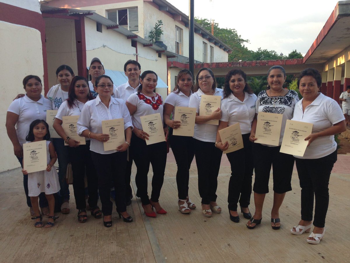 areyani13's tweet photo. @chivishkan @lauravp14 @irmamimaflores entrega de reconocimientos #ICATCAM https://t.co/y1iYW8q44h