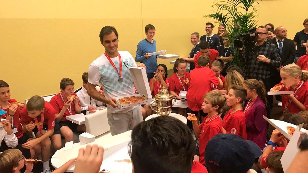 ElYodadelTenis's tweet photo. #NewsdelYoda
Multados fueron ambos delivery pedidos por #SuMajestad 👑 para el tradicional festejo tras ganar #Basilea #SwissIndoors #Federer https://t.co/mGoNV4d6zE