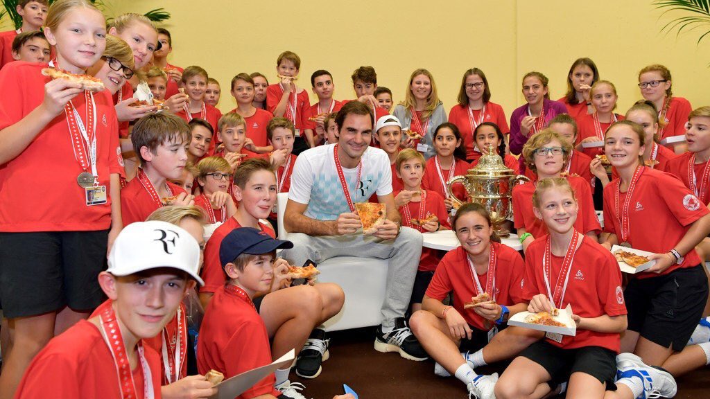 ElYodadelTenis's tweet photo. #NewsdelYoda
Multados fueron ambos delivery pedidos por #SuMajestad 👑 para el tradicional festejo tras ganar #Basilea #SwissIndoors #Federer https://t.co/mGoNV4d6zE