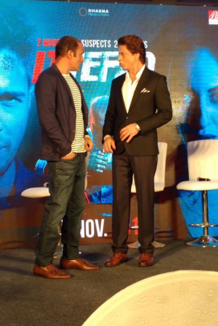SRKUniverseIR's tweet photo. #عكس @iamsrk  #AkshayeKhanna در كنفرانس خبري فيلم #اتفاق  #IttefaqPressConference https://t.co/ZYAEBU4eJM