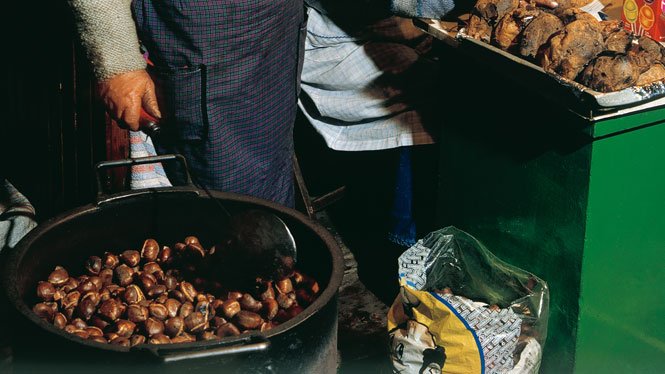 VisitBCN_IT's tweet photo. Domani ricordatevi di festeggiare la dolce tradizione della #castanyada! Boniatos, castagne e “panellets” per tutti https://t.co/KnmmMHkrMf https://t.co/cB63QoEANh