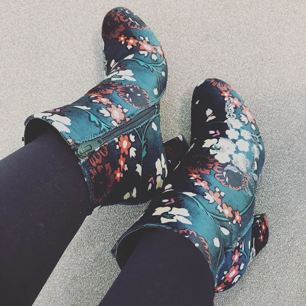 shoesaholic_tat's tweet image. Aujourd'hui, c'était vert et brodé ! #shoesoftheday #justfablovers #justfab_france 👠👢 ift.tt/2zj1vDo