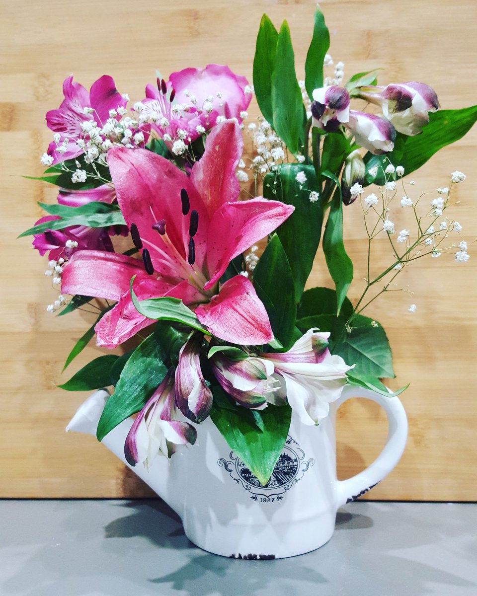 T3FloralDesign's tweet photo. Looking for feedback on my First Floral arrangement as i await the results frmmy teacher.  Any florists out there available for criticism? https://t.co/VBz1cWkKJO