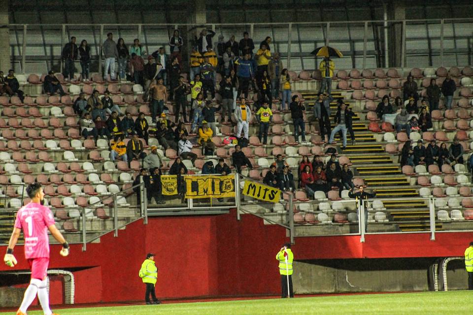 La_Galucha's tweet photo. Los Ultra Kanarios se trasladaron hasta La Granja de Curicó el sábado por la noche. Unos 100 hinchas de San Luis. https://t.co/WxQpQAbvs7