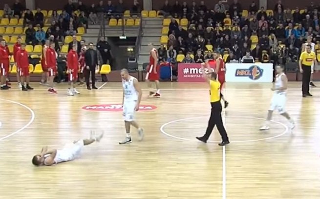 basketfaul's tweet photo. Takım arkadaşını döven oyuncuya sezon sonuna kadar ceza https://t.co/aHrc8zKv0c https://t.co/tmPJYFpDuA