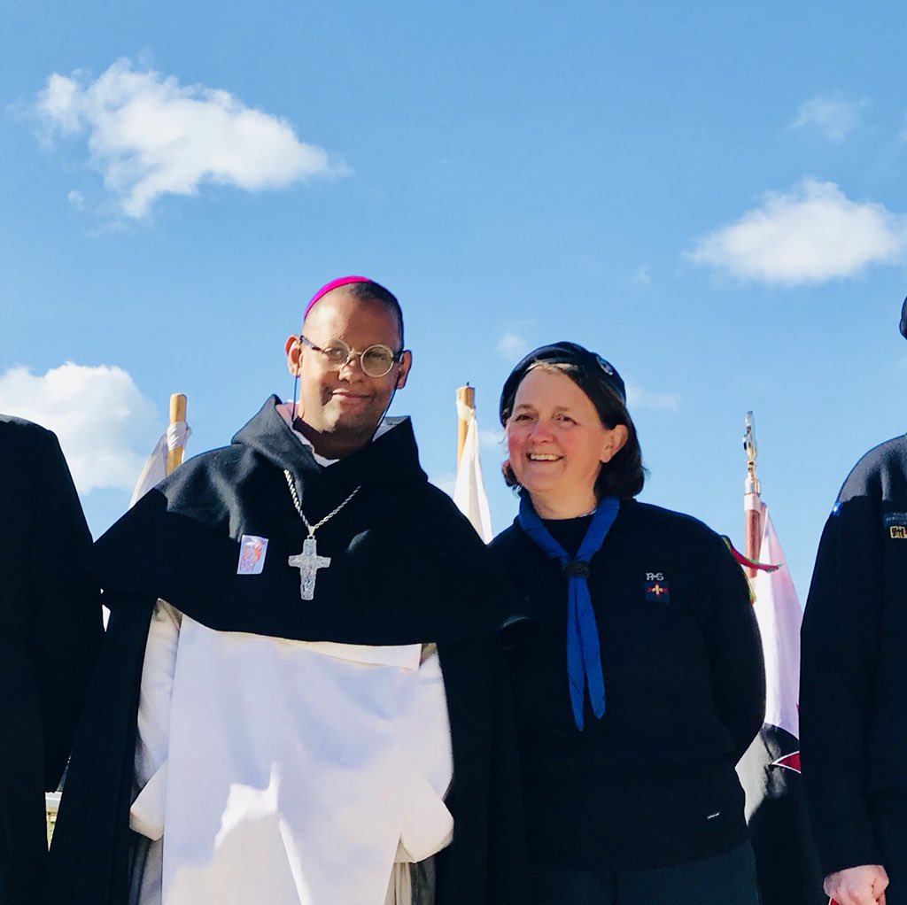 ClaireLhuissier's tweet photo. #Paray2017 : merci à Monseigneur MACAIRE pour sa complicité ! #GuidesAînées @Scouts_Europe https://t.co/42ShFFExiD