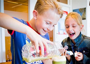 umu_museum's tweet photo. Wetenschap is om te smullen! Met #SintMaarten kun je lekkere proefjes doen met snoep. Of maak een groene cocktail. https://t.co/oNPWzVWqBI https://t.co/3R0E7BxvSq