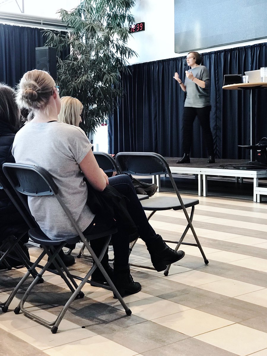 kossan62's tweet photo. Teknikstrul på #GETT2017 Storföreläsning utan att kunnna koppla upp presentationen. Fick köra efter minnet i en timme och försöka måla bilderna med ord 😅 #skamdensomgersig #annorlundaföreläsning #detfunkade #teknikernaförsökteverkligen https://t.co/ZAs3MAWUsC